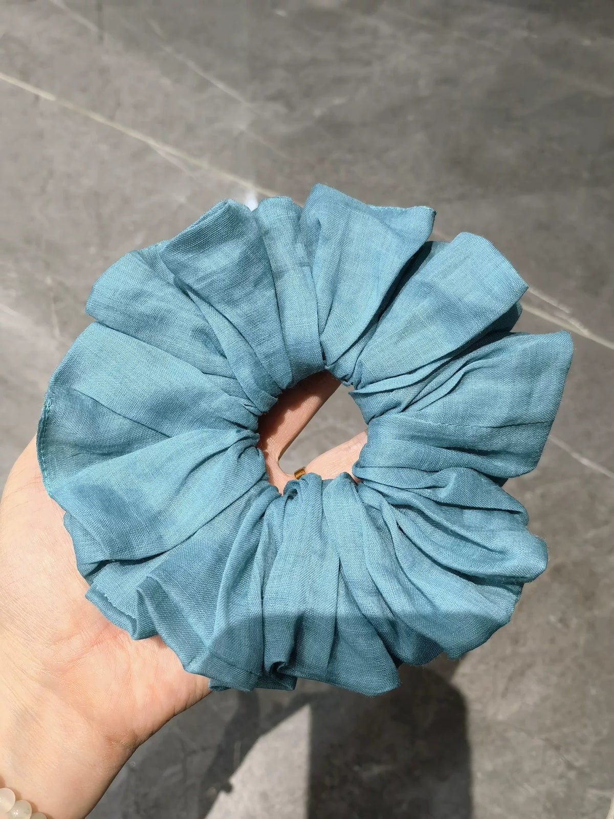 Handgakte 100 Count Ramie Saffierblauwe Scrunchie