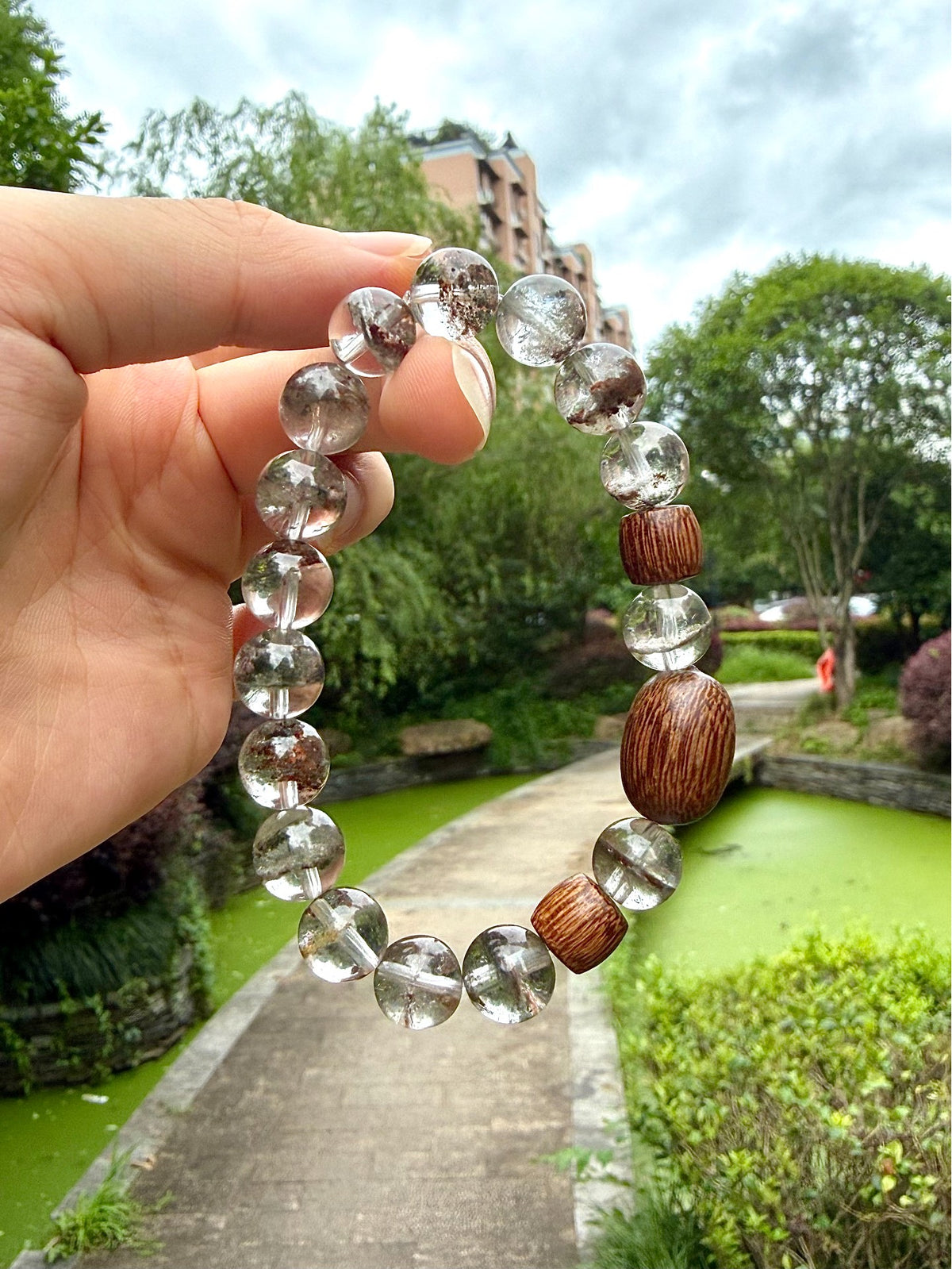 Pulsera de cuarzo fantasma verde brasileño y madera de agar