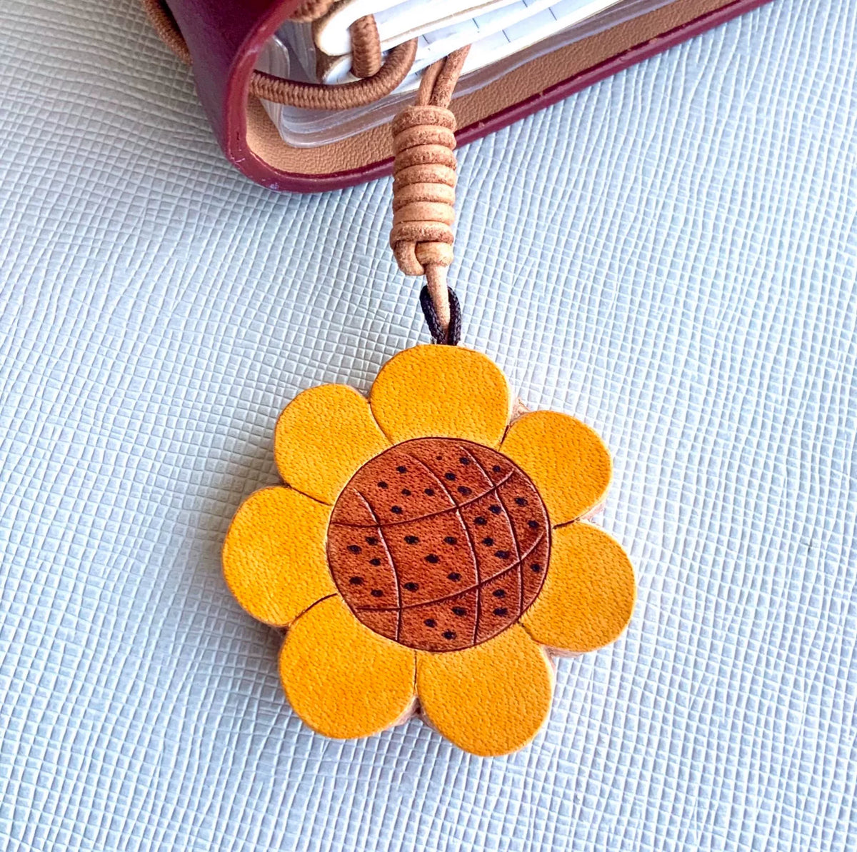 Set de charms de cuero: globo aerostático, cebra y girasol