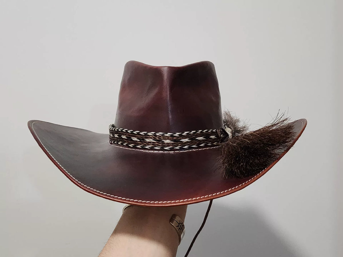 Handgjord cowboyhatt i vegetabililt garvat läder