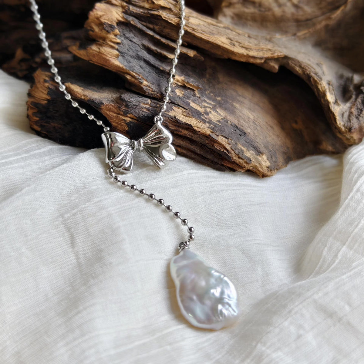 Collana con fiocco in rame regolabile e perla iridescente