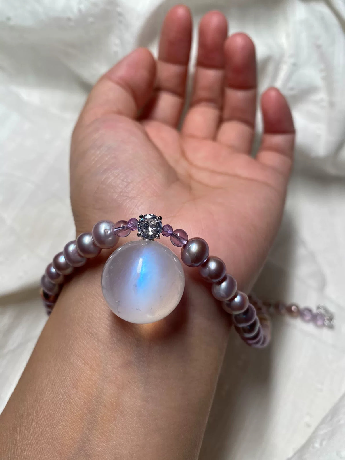Collier de perles d'eau douce et pendentif pierre de lune bleue 20mm