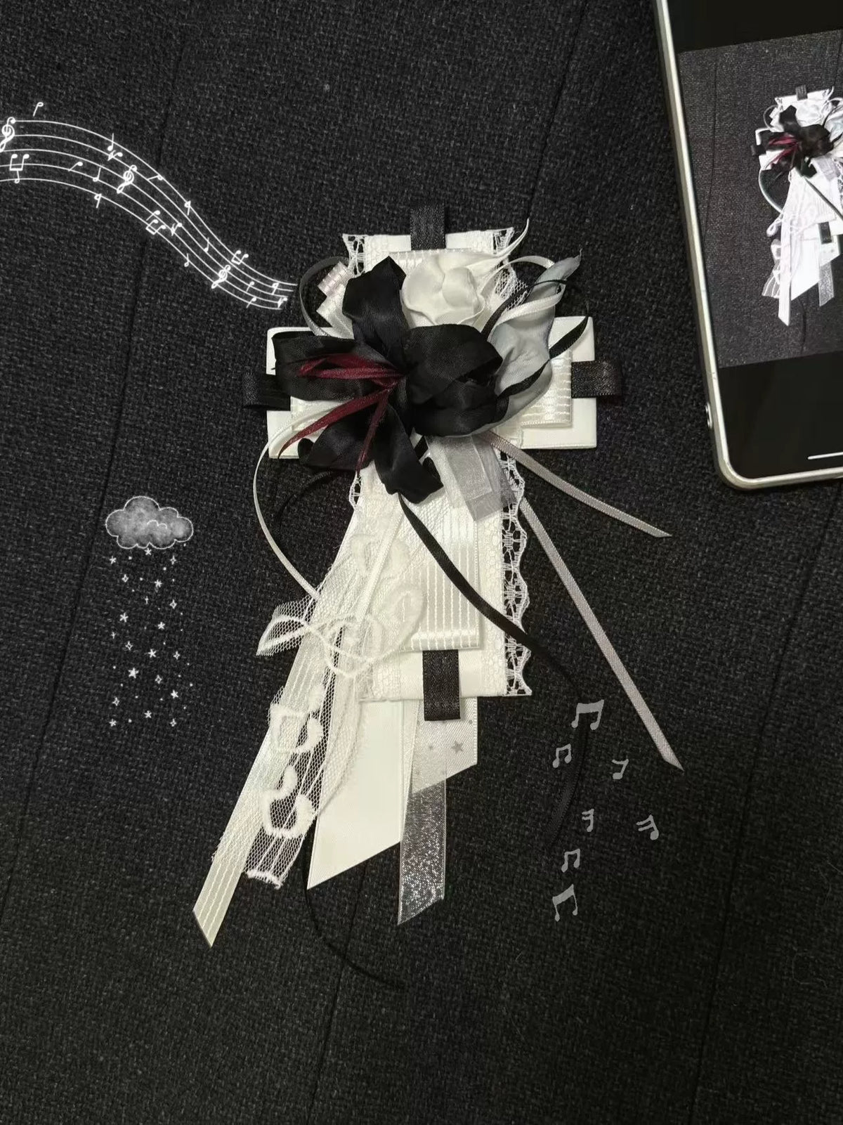 Broche fleur en ruban et breloque de sac noir bordeaux