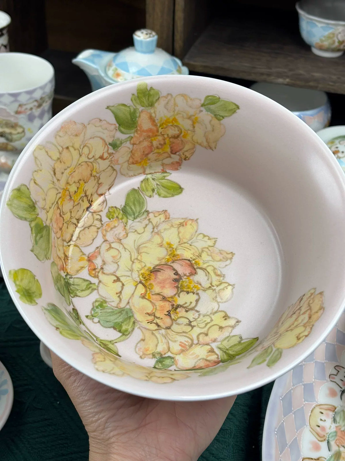 Ciotola da minestra in ceramica con peonie dipinte a mano