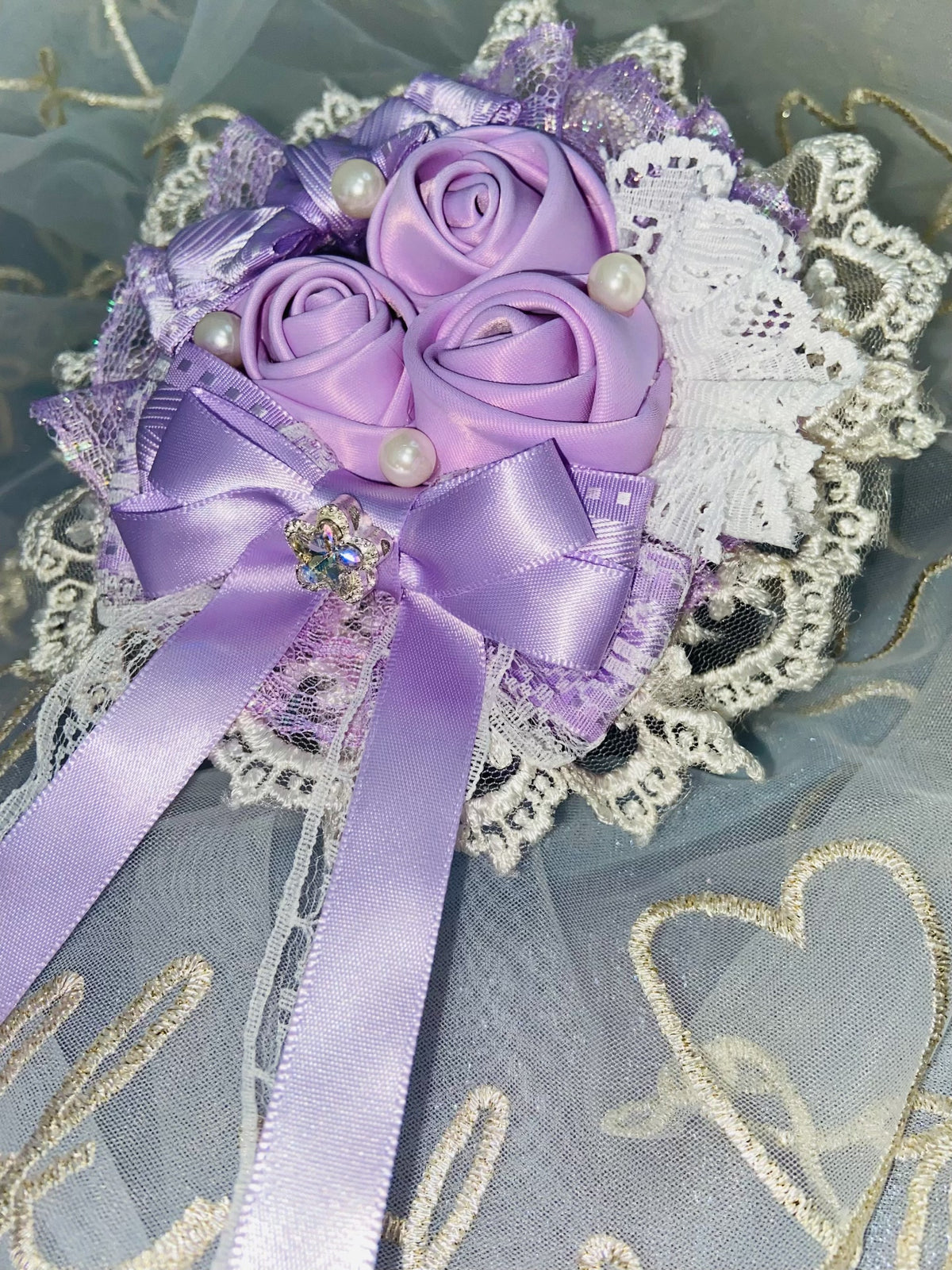 Mola de Cabelo em Renda com Rosas de Cetim Roxas