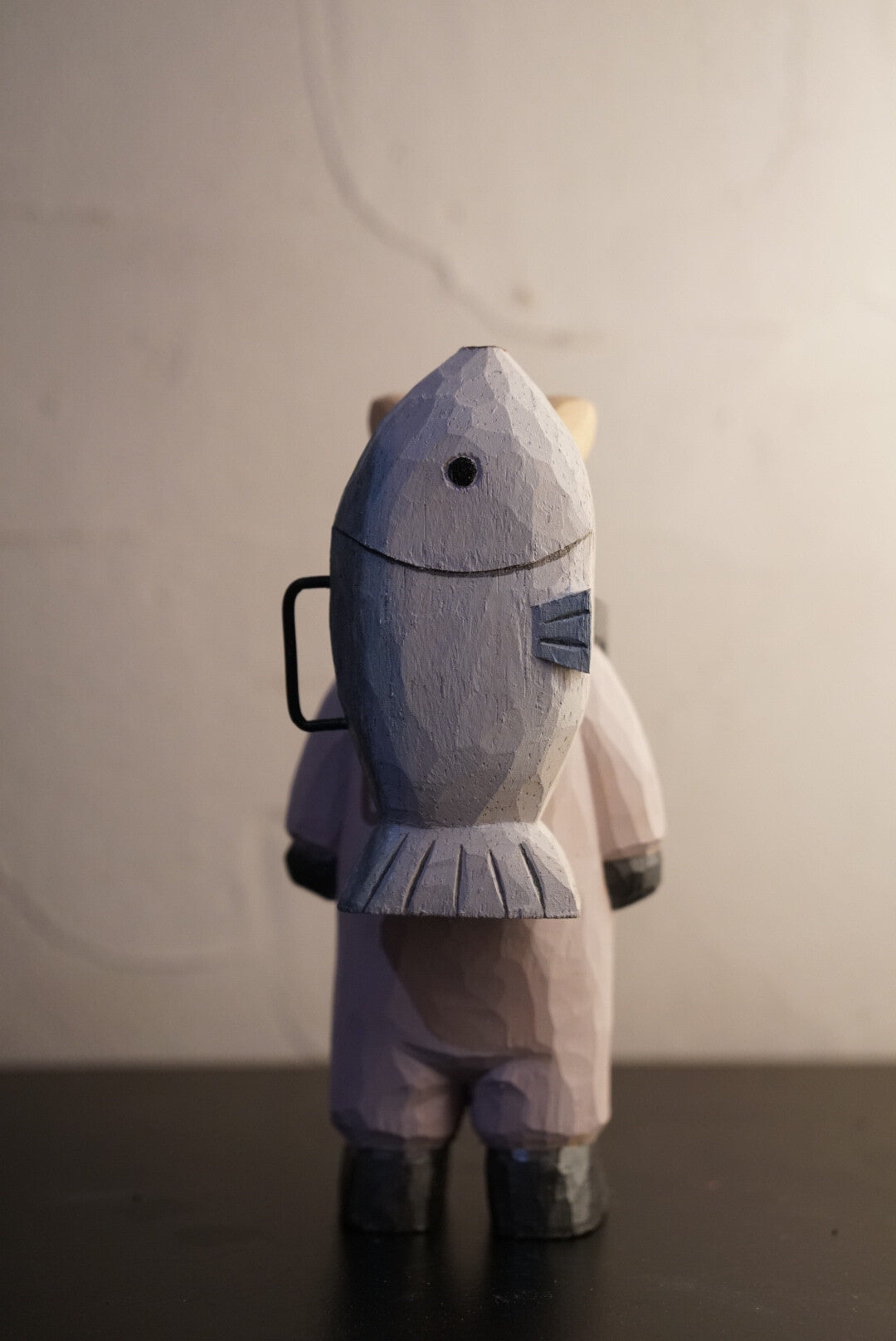 Handgjord träskulptur – katt som astronaut