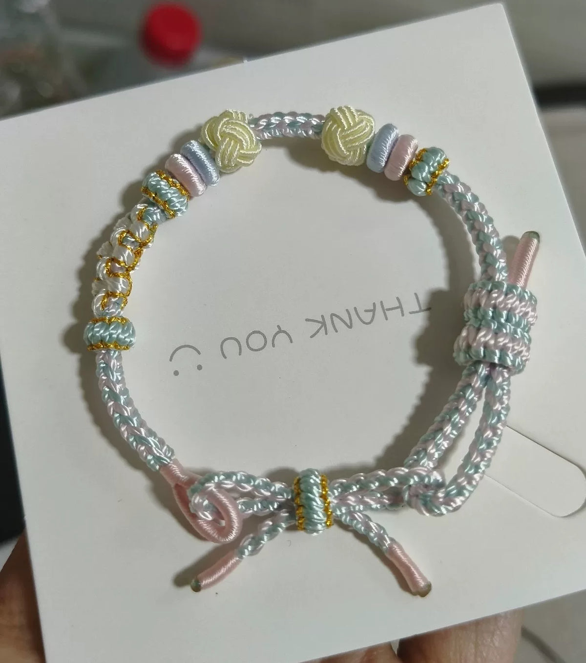 Bracelet tressé à la main dégradé pastel et nœuds floraux