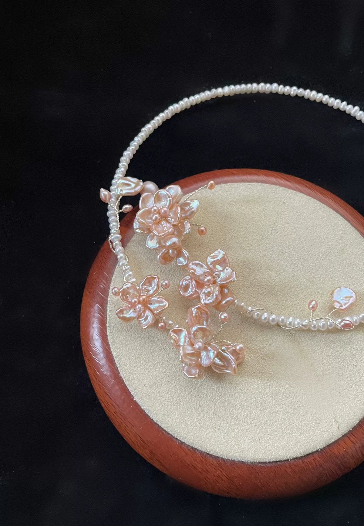 Choker-Halskette mit rosafarbenen Naturperlen und Blütenmotiv