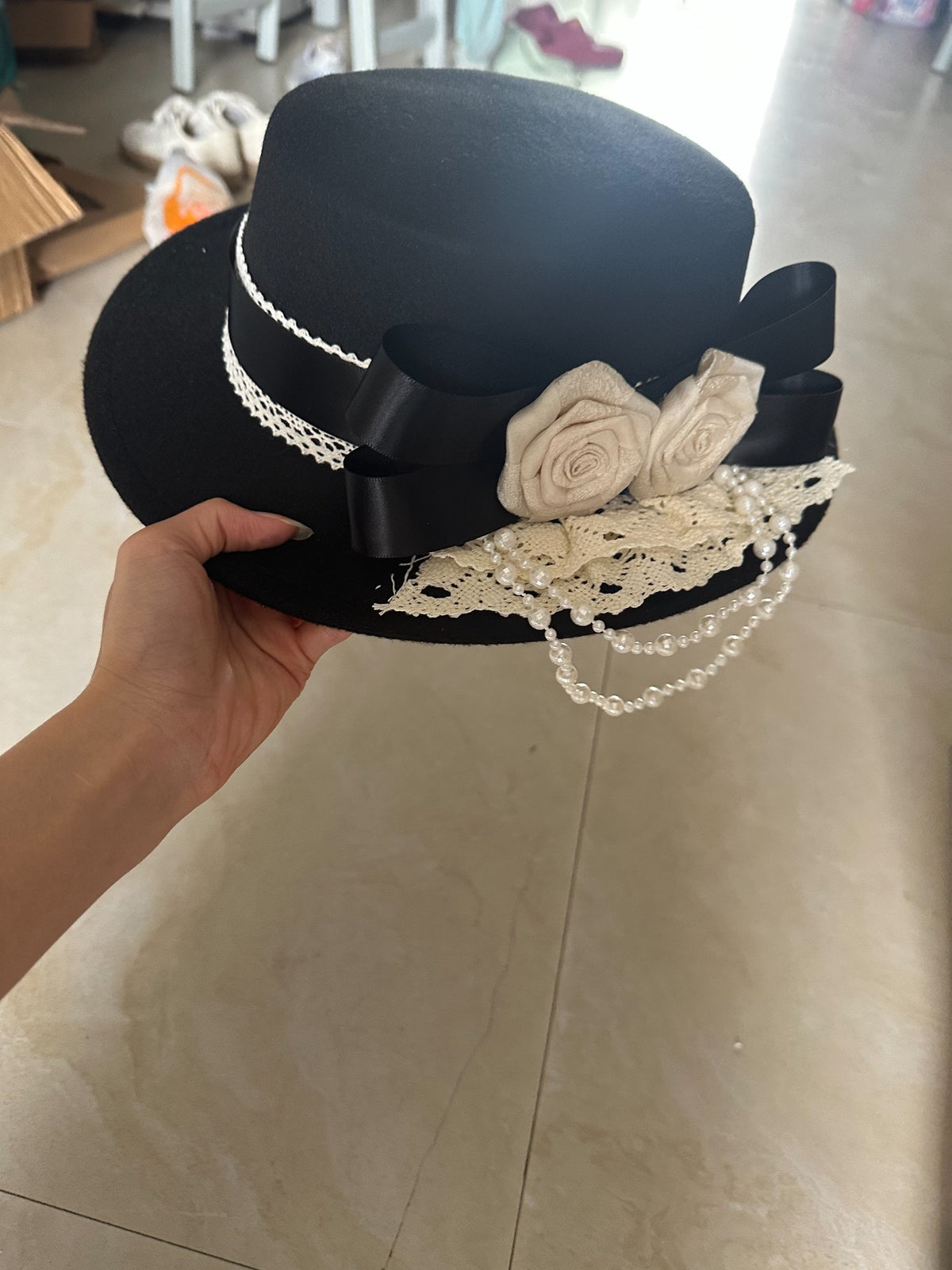 Sombrero canotier Lolita con rosas de tela