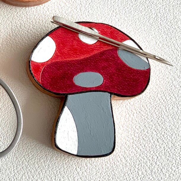 ARALE Magnetic Leather Needle Holder Set with Luck and Mushroom Charms