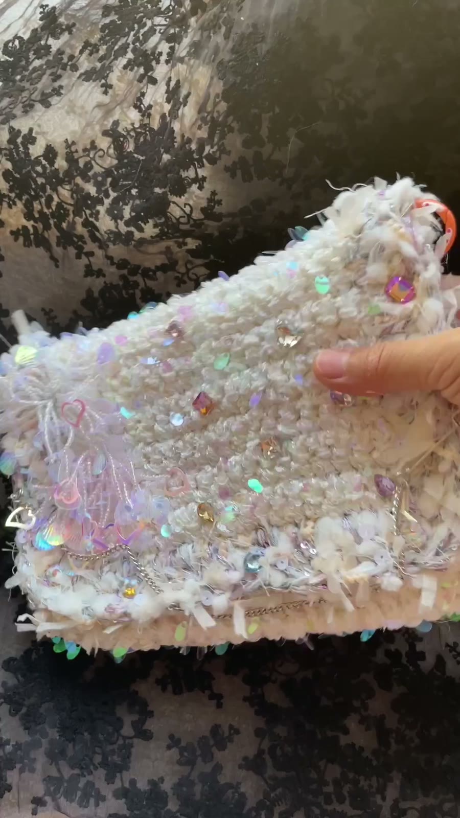 Handgehäkelte Crossbody-Handytasche mit Pailletten