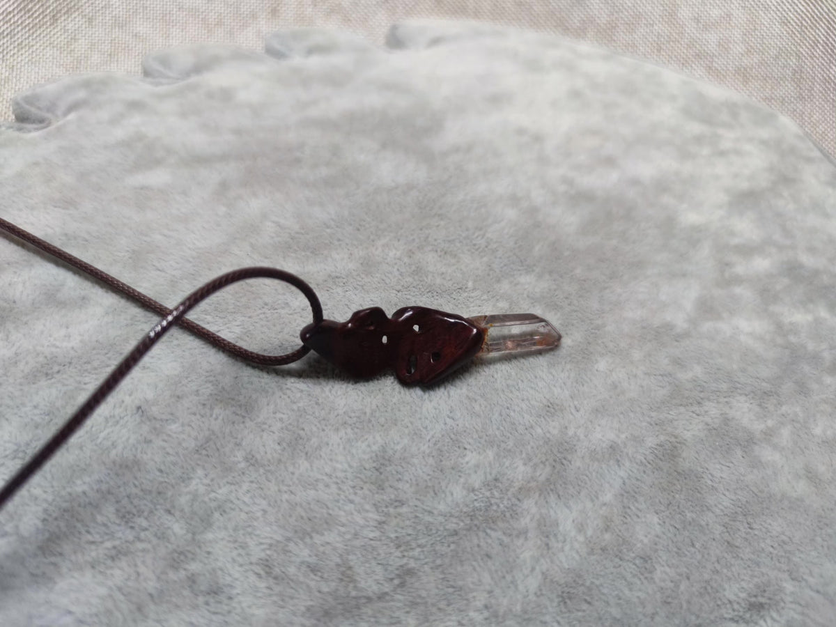 Collier pendentif nuage en bois et quartz blanc