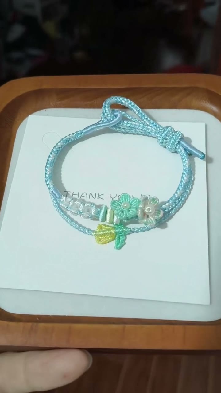 Pulseira Tecida Azul Claro com Pingentes de Flor