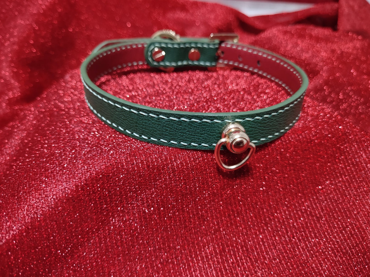 Handgjort smaragdgrönt läderhalsband med rött fårskinnsfoder