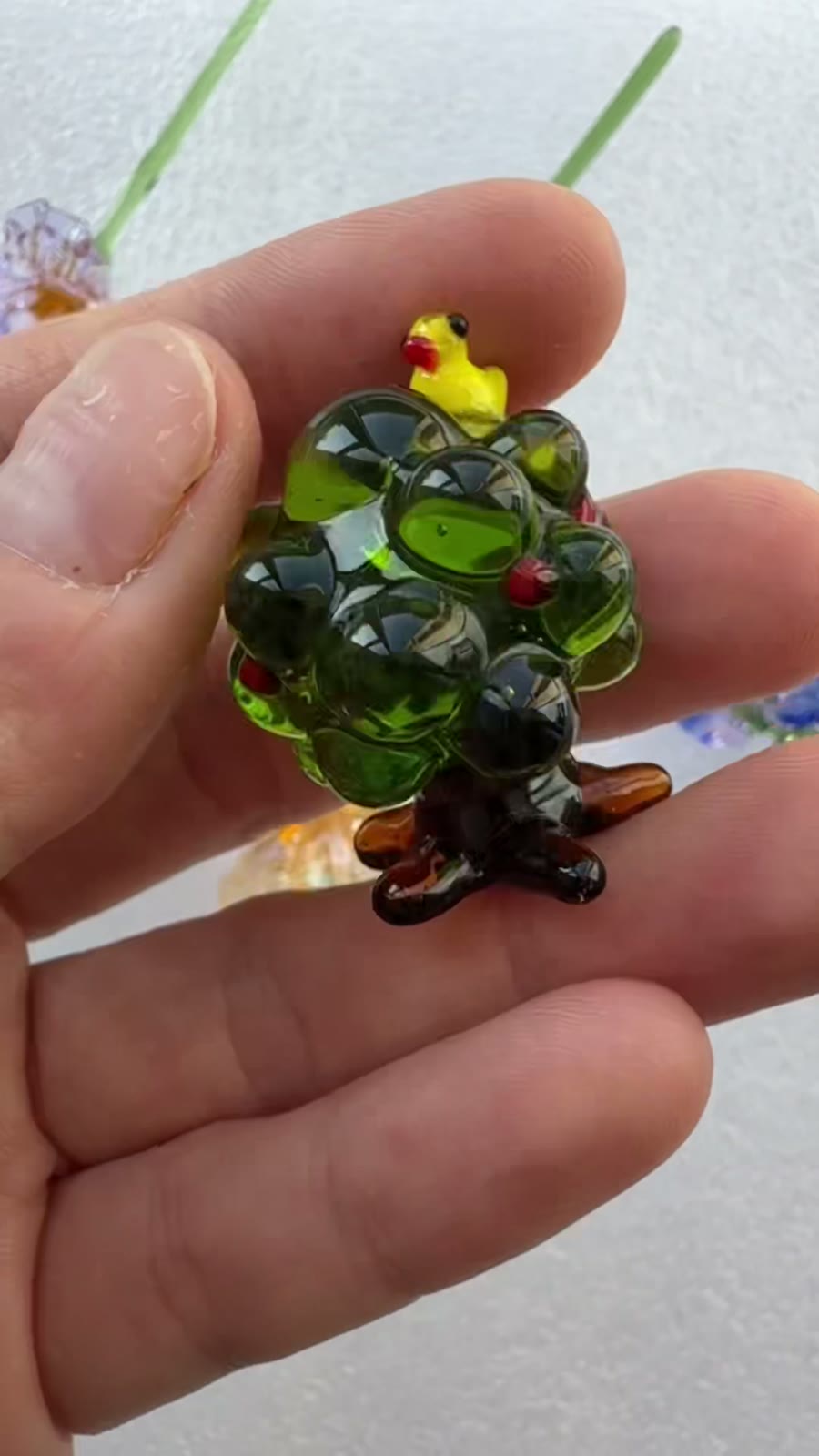 Figurine d'oiseau jaune sur arbre vert