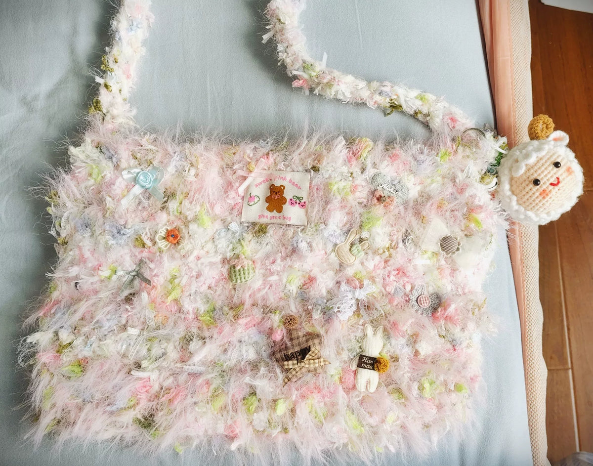 Ljusrosa virkad crossbody-väska