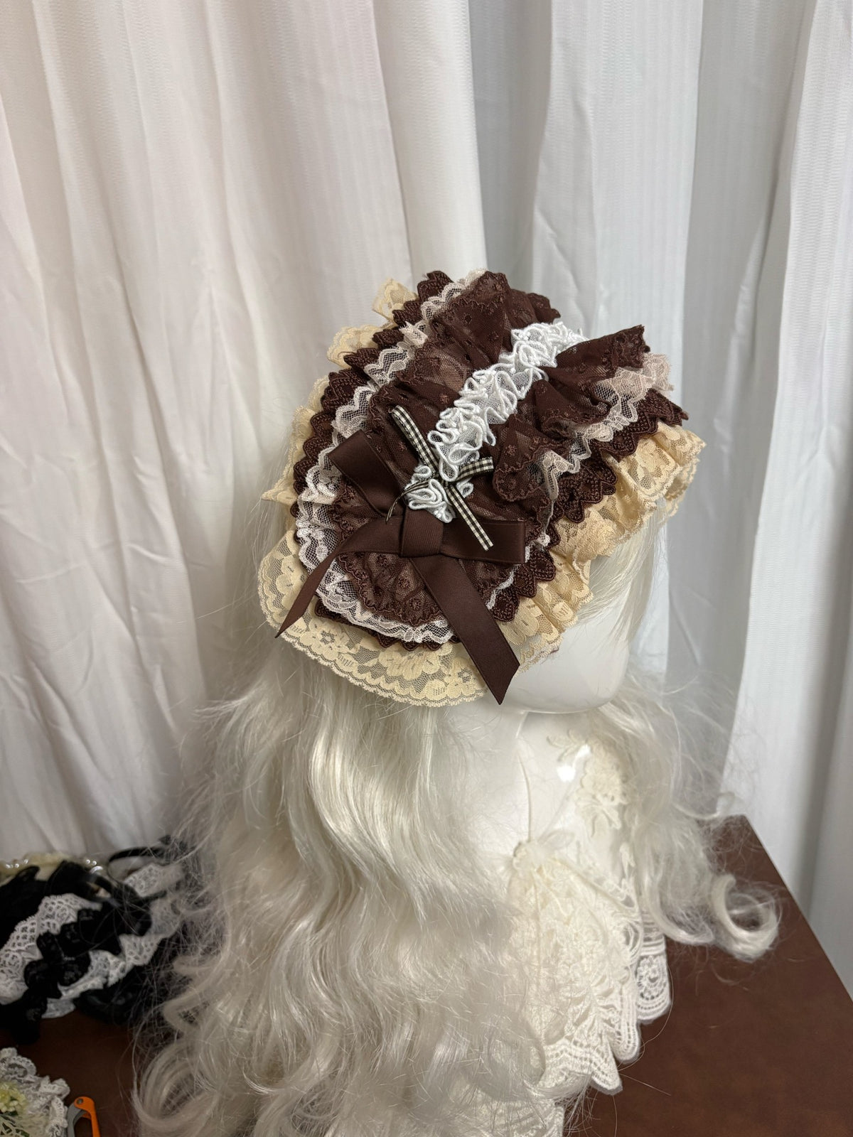 Capota Lolita Castanha com Renda Creme
