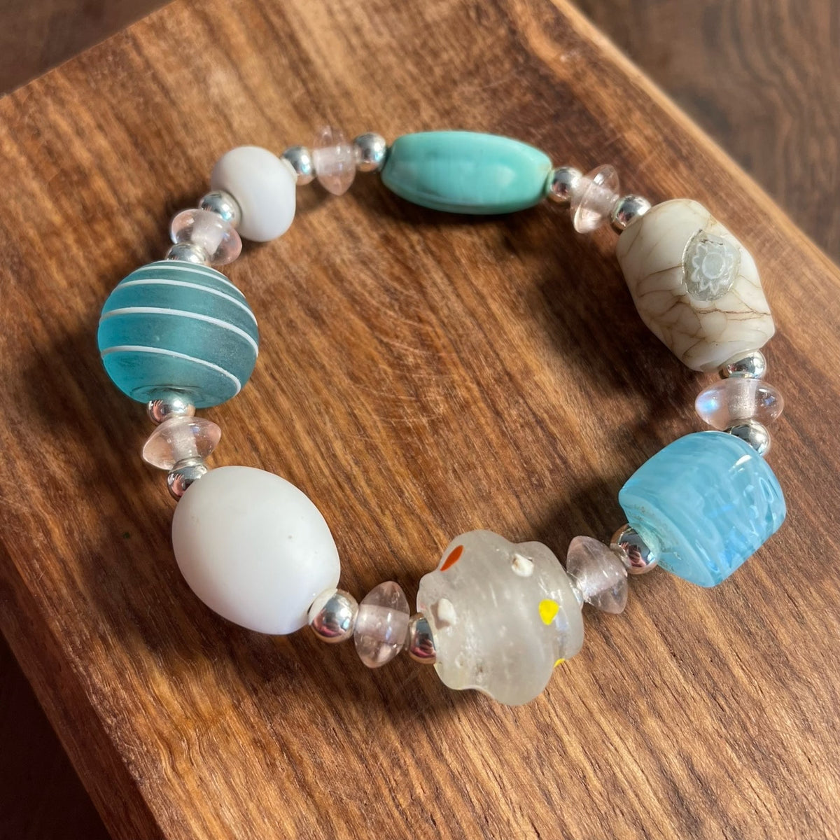 Pulseira de Vidro Artesanal com Contas Azuis e Brancas