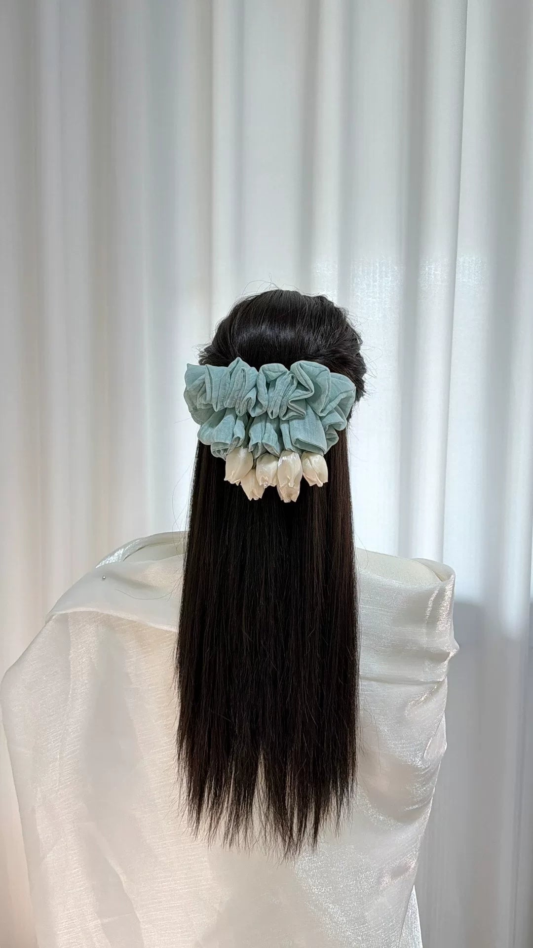 Molletta per capelli con balze azzurro acqua e tulipani