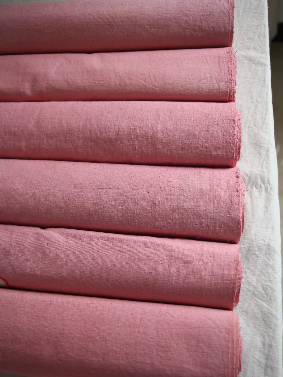 Handgewebter Baumwollstoff, pflanzlich gefärbt in Rosa