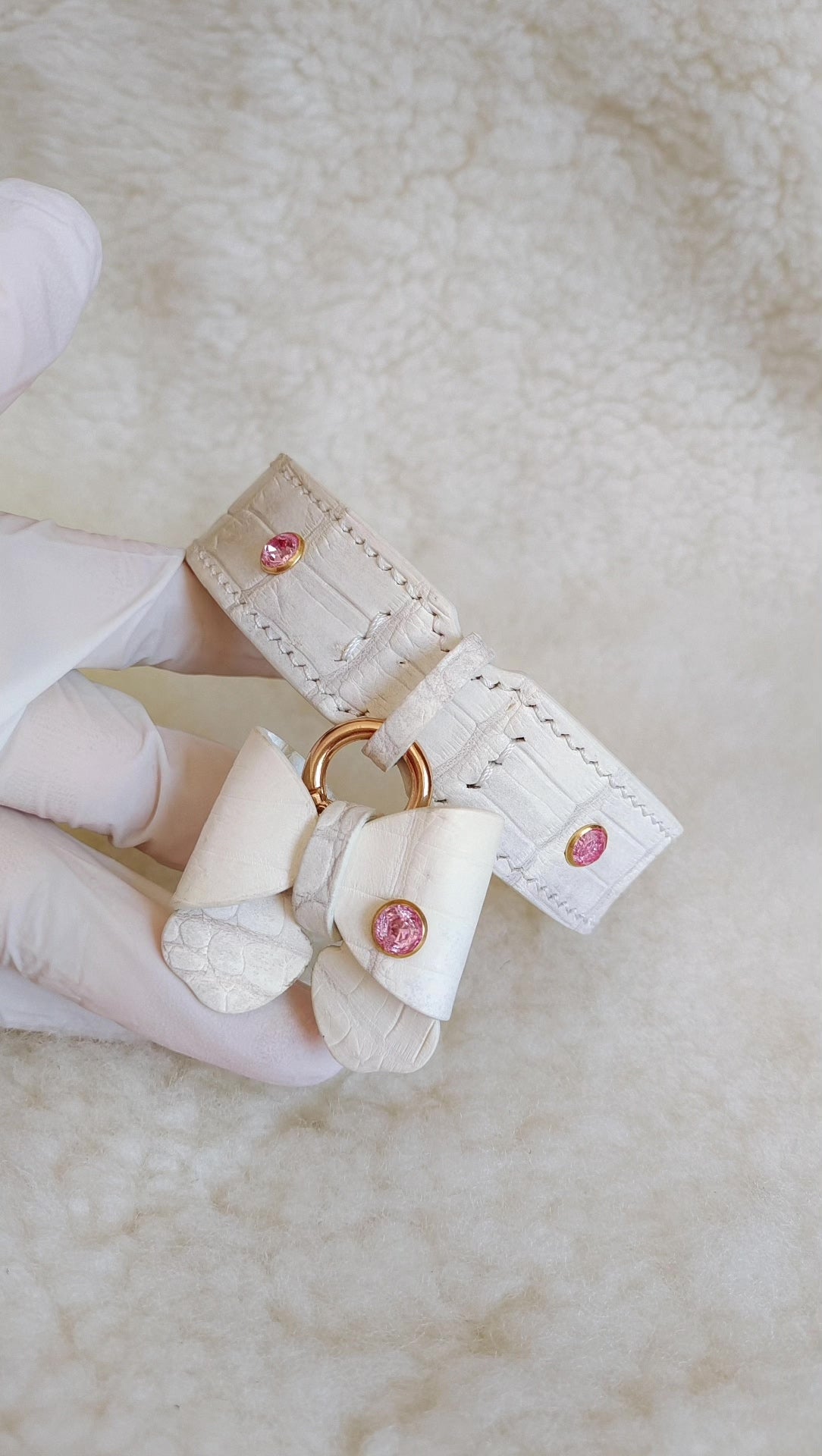 Handgjord hundhalsband i krokodilläder med rosa kristaller