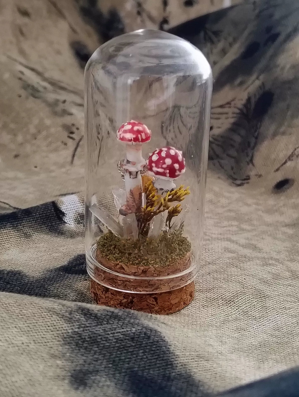 Dôme en verre aux champignons faits main, base en liège