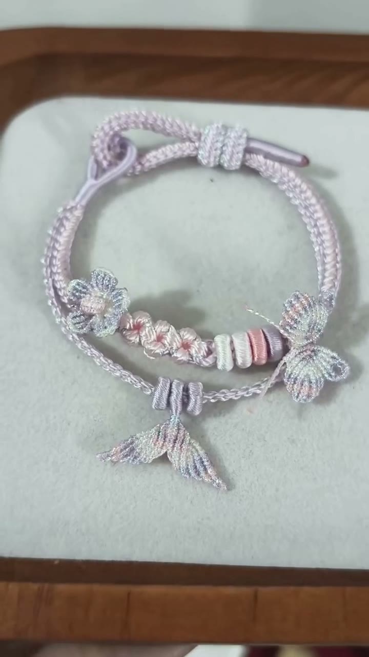 Pulseira Trançada à Mão Gradiente Roxo Rosa com Pingente de Borboleta