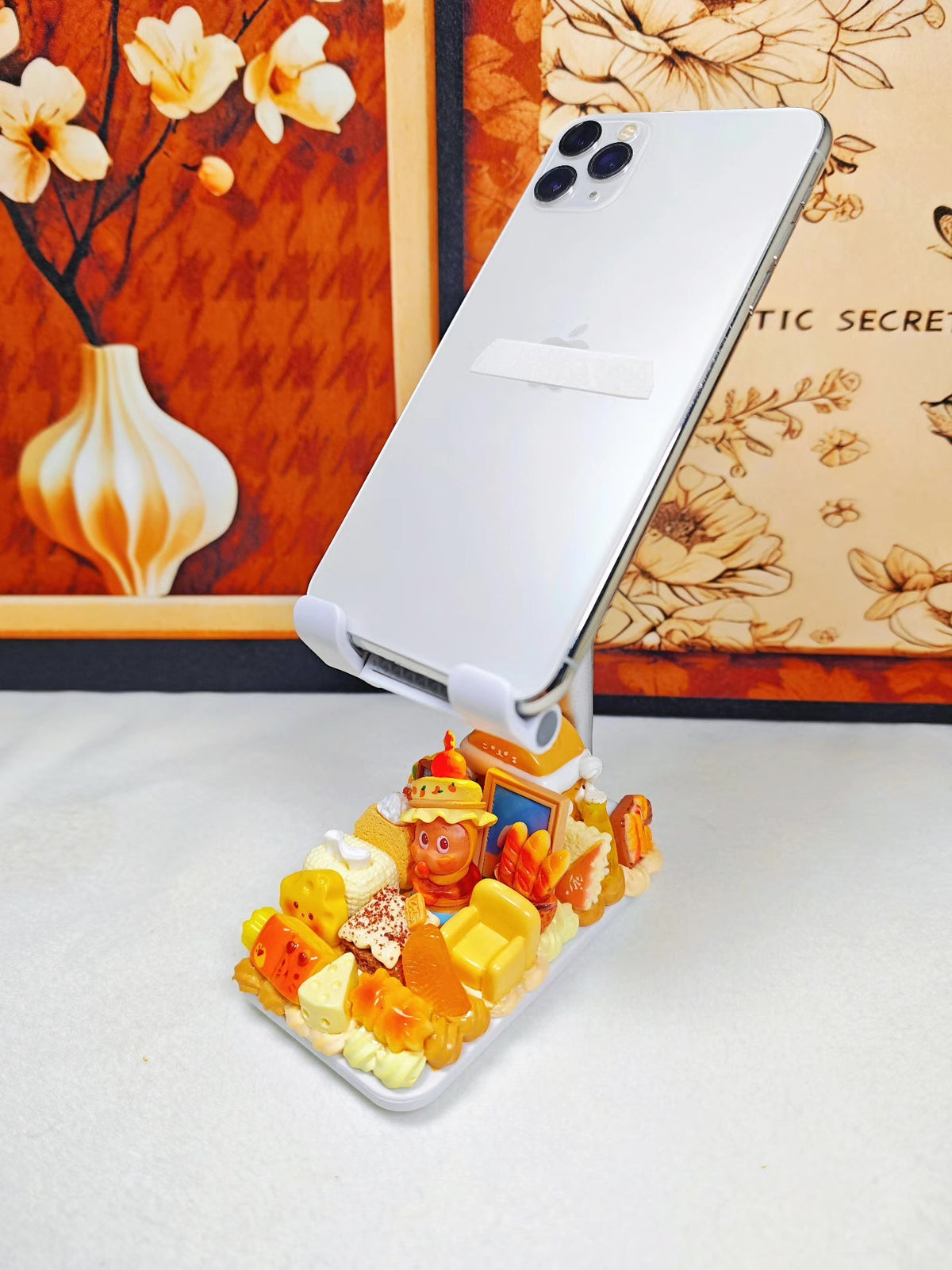 Dessert Diorama Smartphone Stand