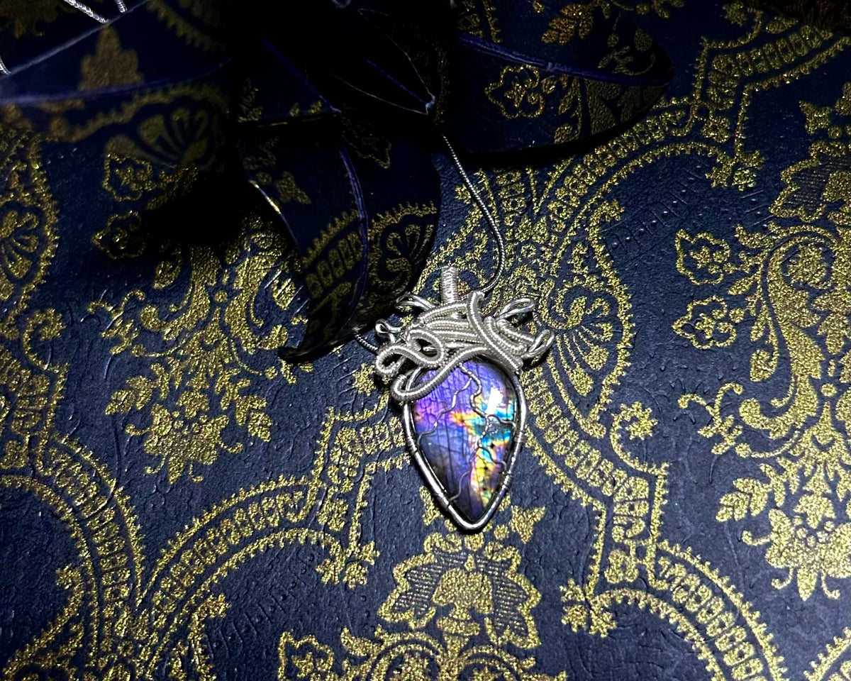 Collar con colgante de labradorita arco iris envuelto en alambre