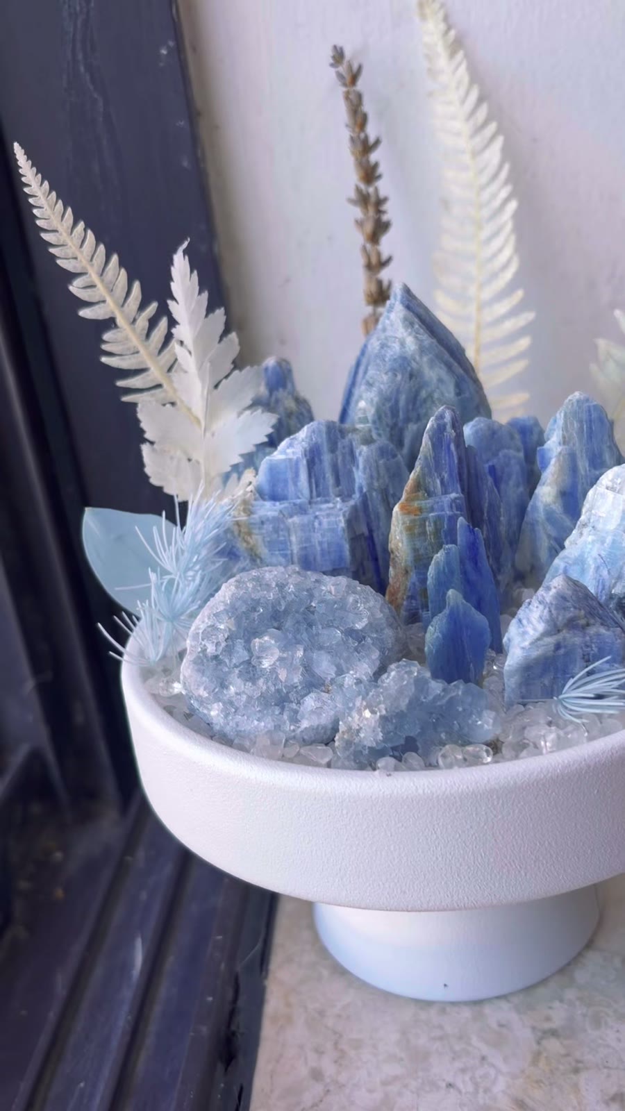 Handgakte Blauwe Kyaniet Kristal Bonsai in Keramische Schaal