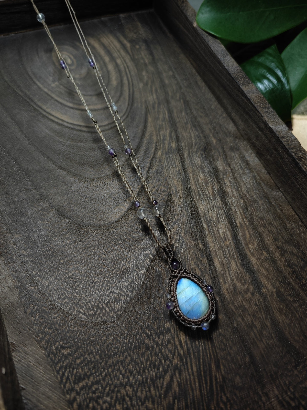 Colar de Macramé com Labradorite Feito à Mão e Contas Roxas