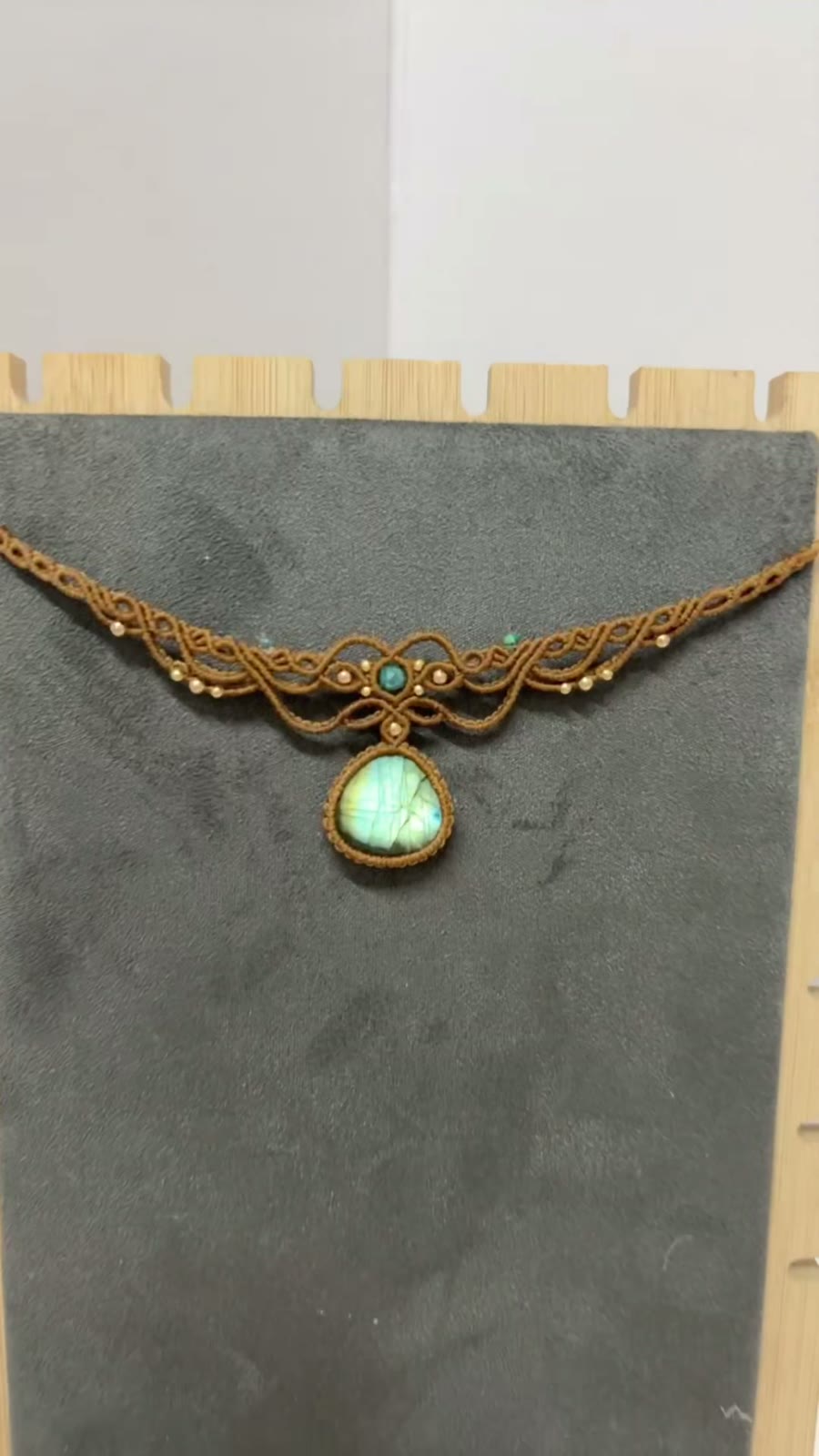 Collana Choker in Macramè con Labradorite