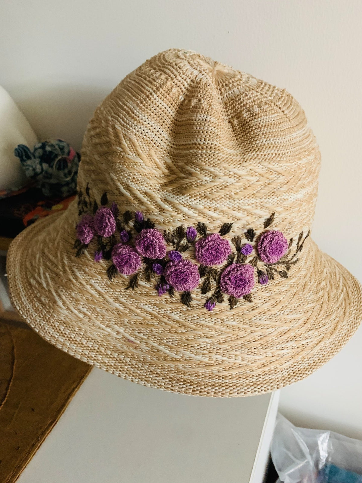 Chapeau bob en paille artisanal broderie de fleurs violettes