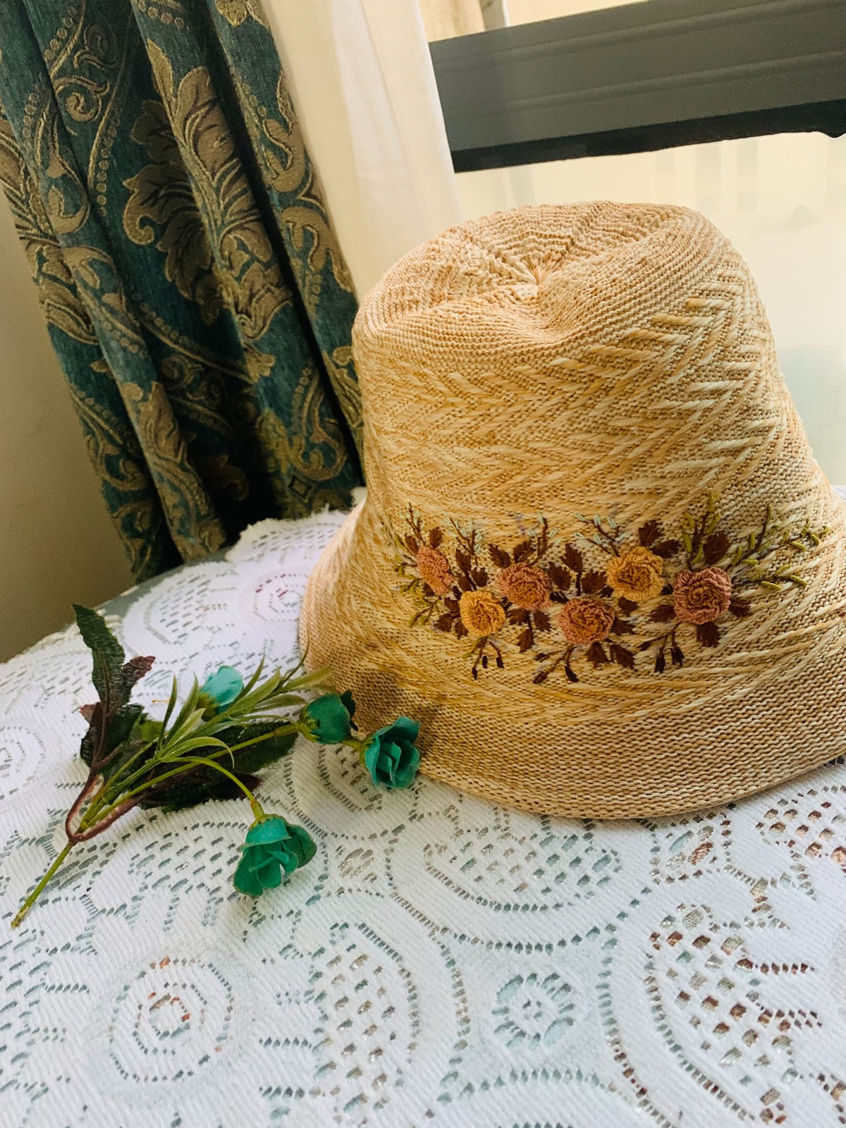 Gestickter Strohbucket Hat mit breiter Krempe