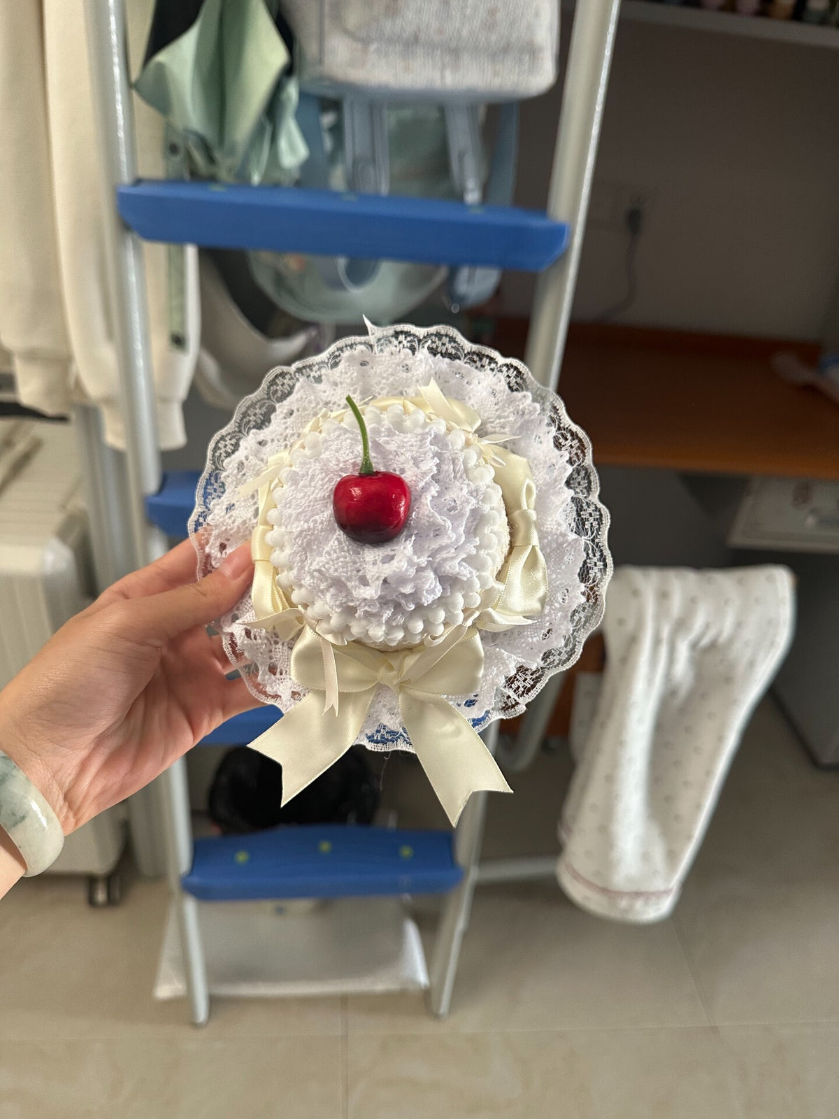 Lolita-Mini-Hut aus weißer Spitze im Cupcake-Design