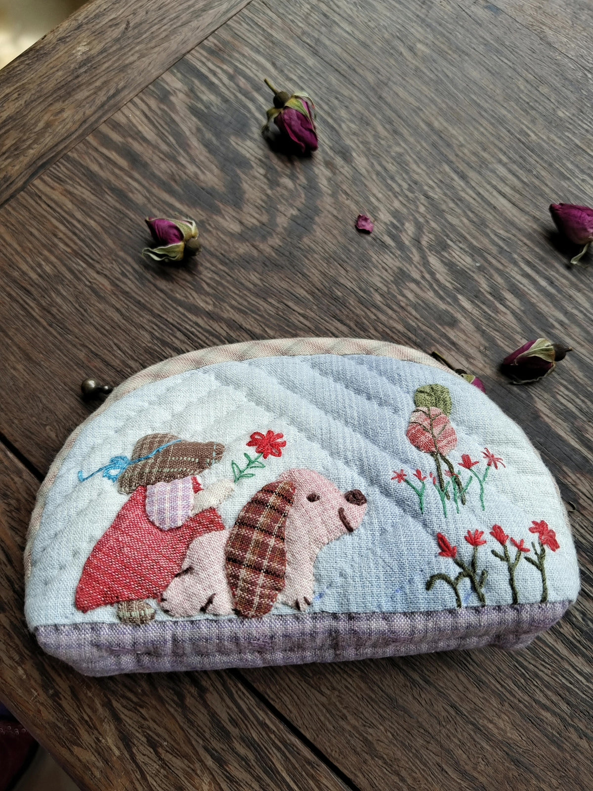 Astuccio a forma di conchiglia in cotone tinto in filo 15cm