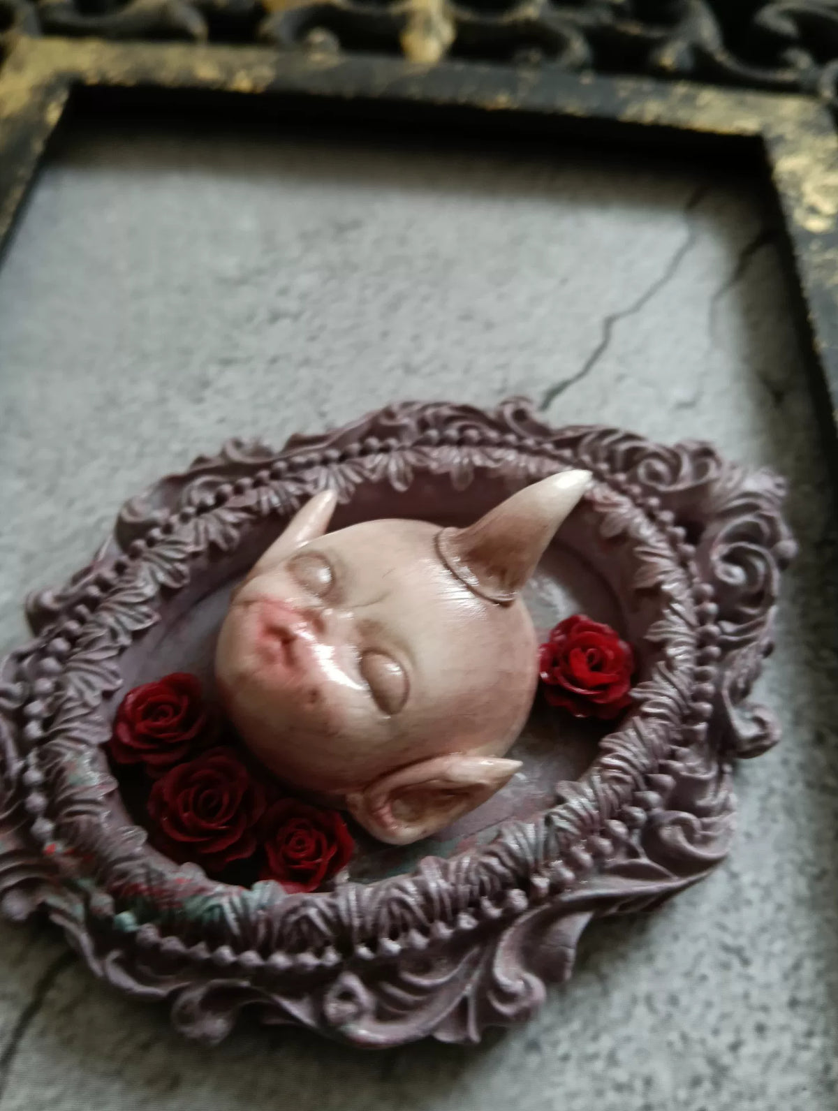 Spilla con Testa di Imp Gotico e Rose Rosse