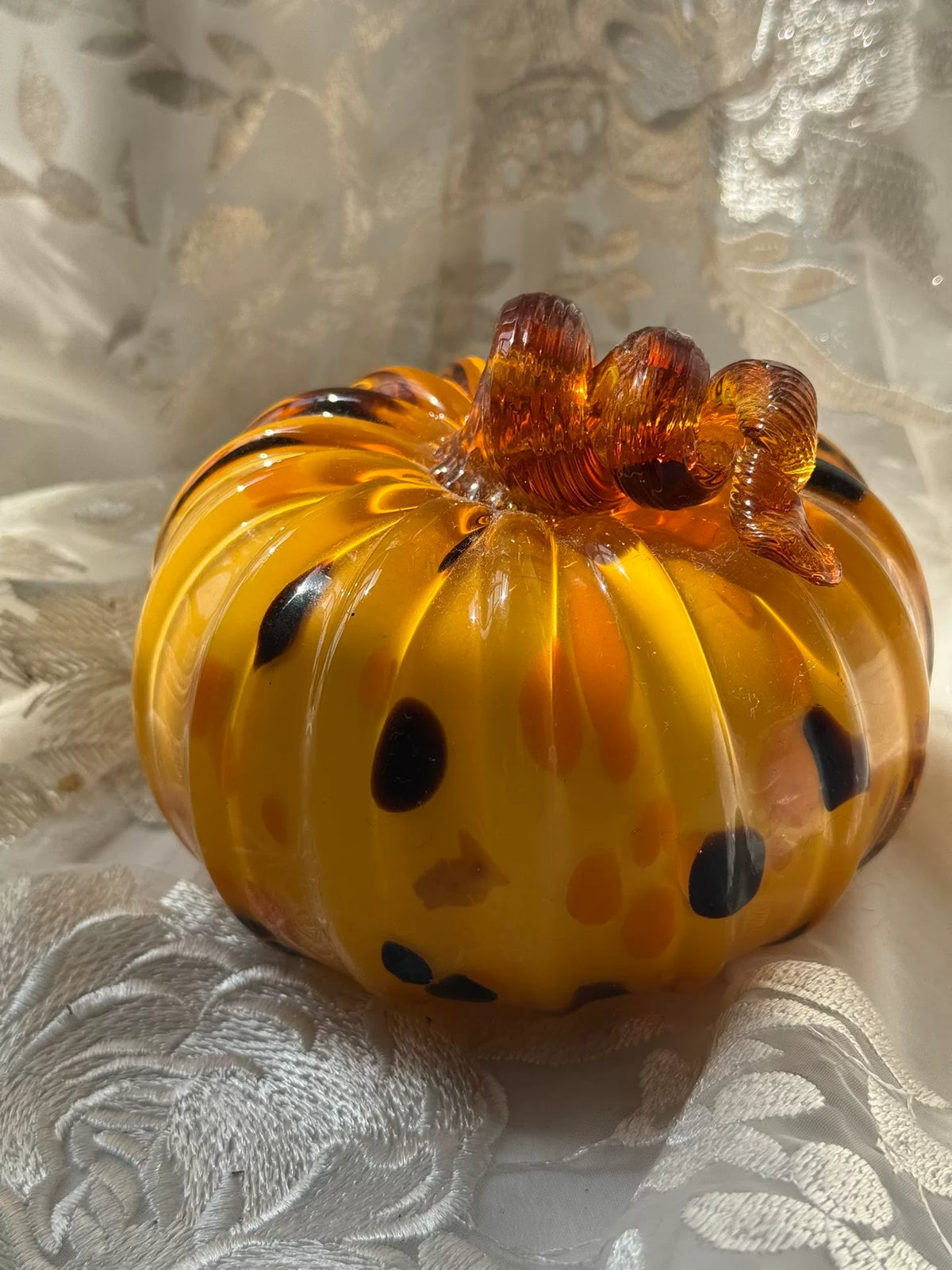 Citrouille en verre ambré vintage avec taches sombres