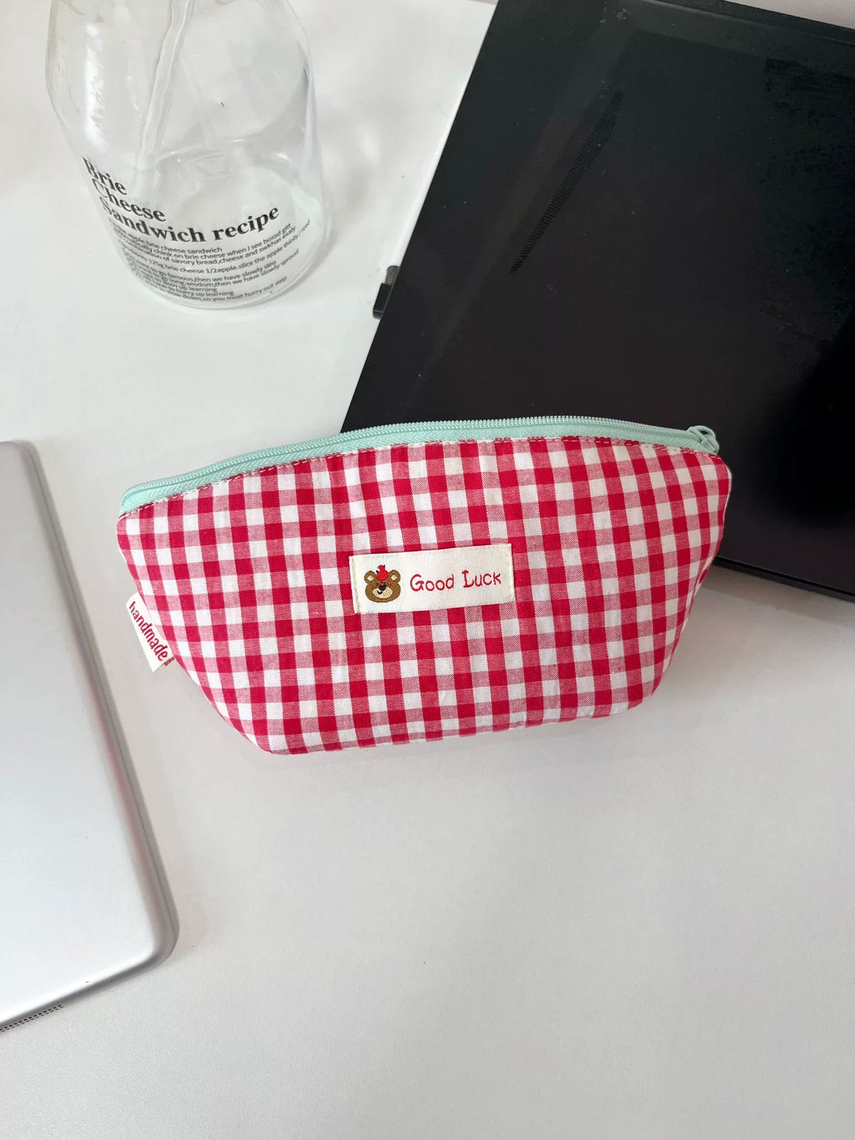 Funda para gafas de tela con cuadros rojos hecha a mano