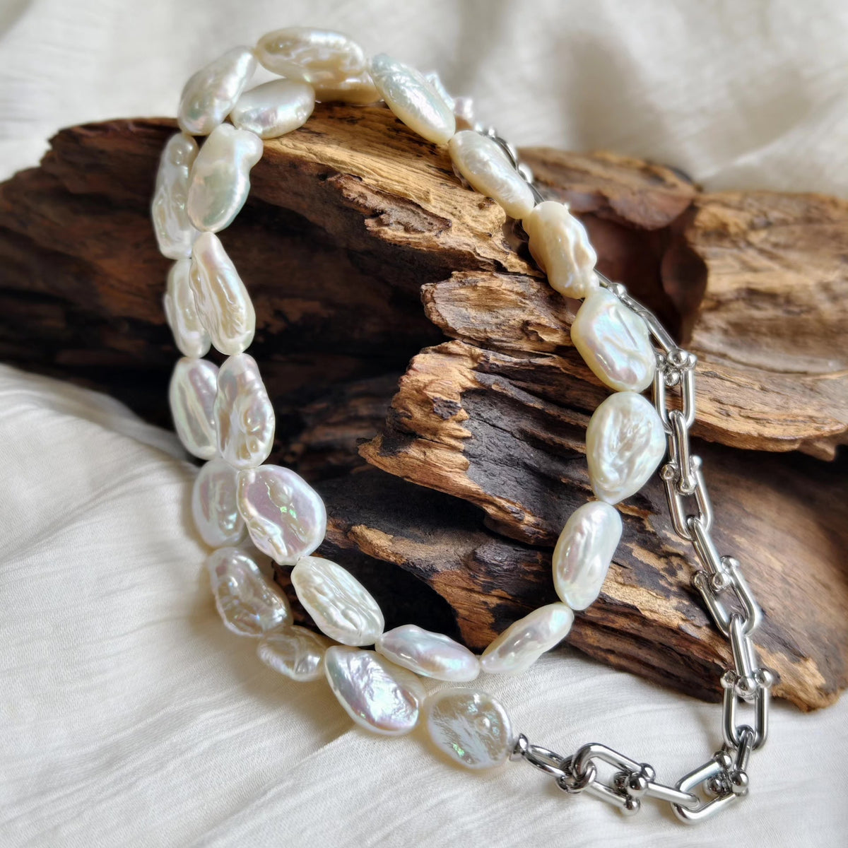 Collier de perles pétales irisés avec chaîne fer à cheval