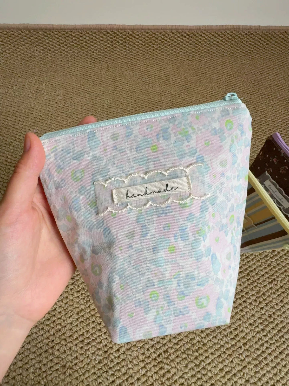 Trousse zippée en toile trapézoïdale avec contraste
