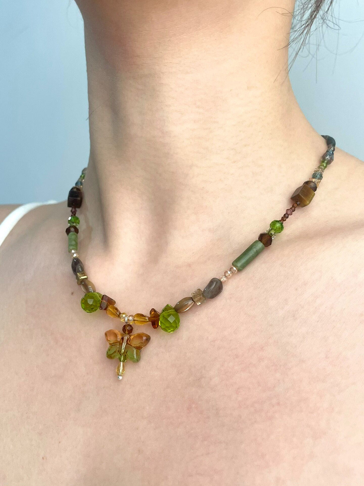 Collier de perles Forêt de Mousse avec pendentif papillon
