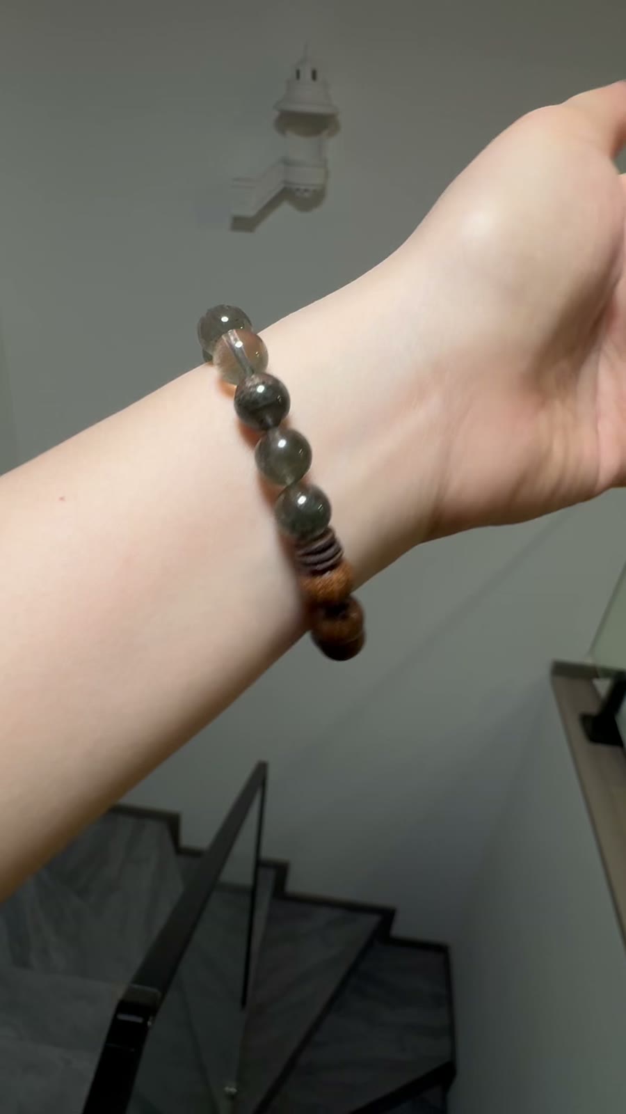 Bracelet en perles de quartz fantôme vert et bois de santal