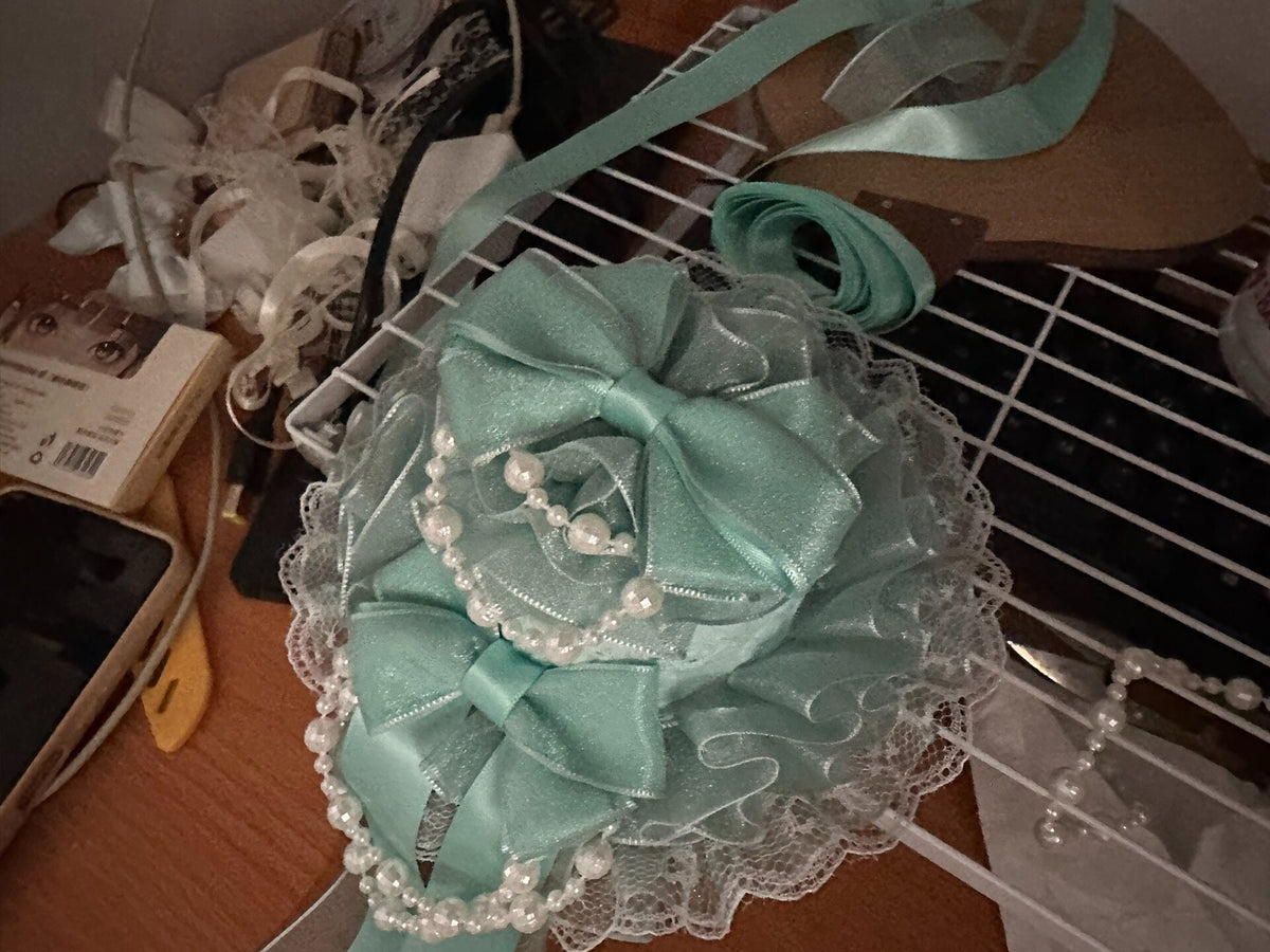 Broche floral con lazo de satén verde menta