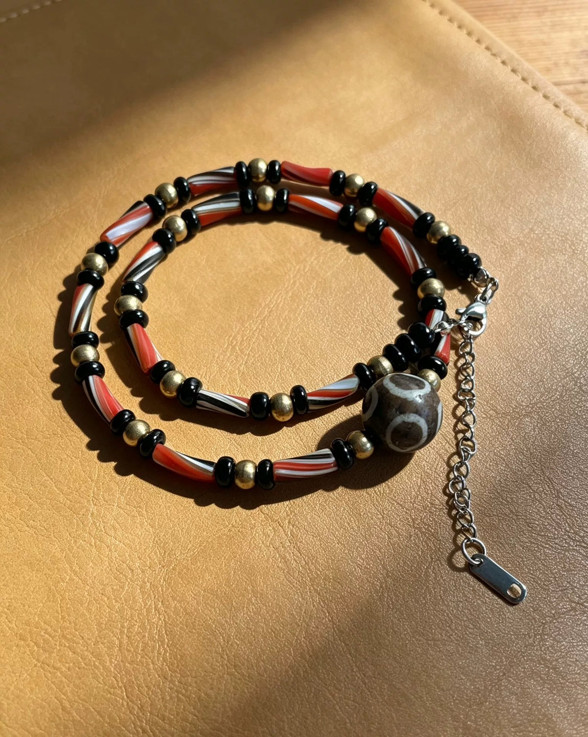 Collar de cuentas de vidrio romano con cuenta central de fósil de madera
