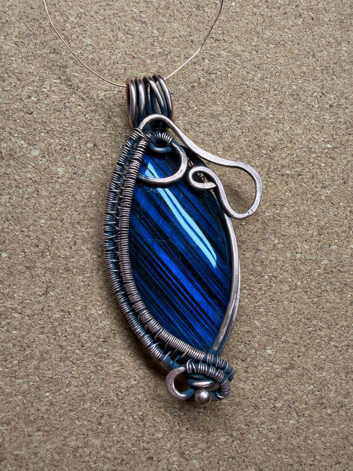 Pendente de Labradorita Azul Feito à M com Fios