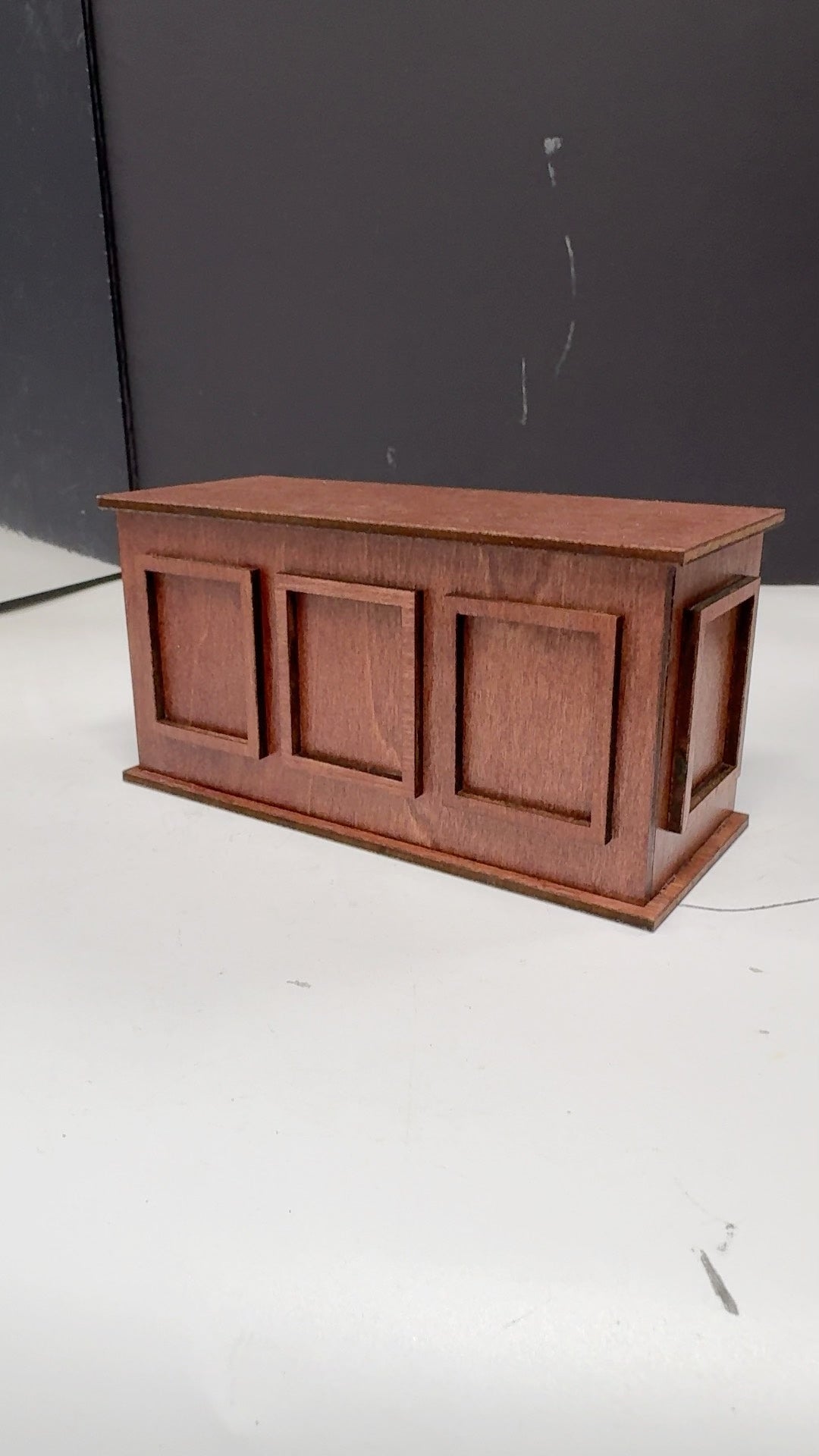 Miniatuur houten brood- en fruit-vitrinekast
