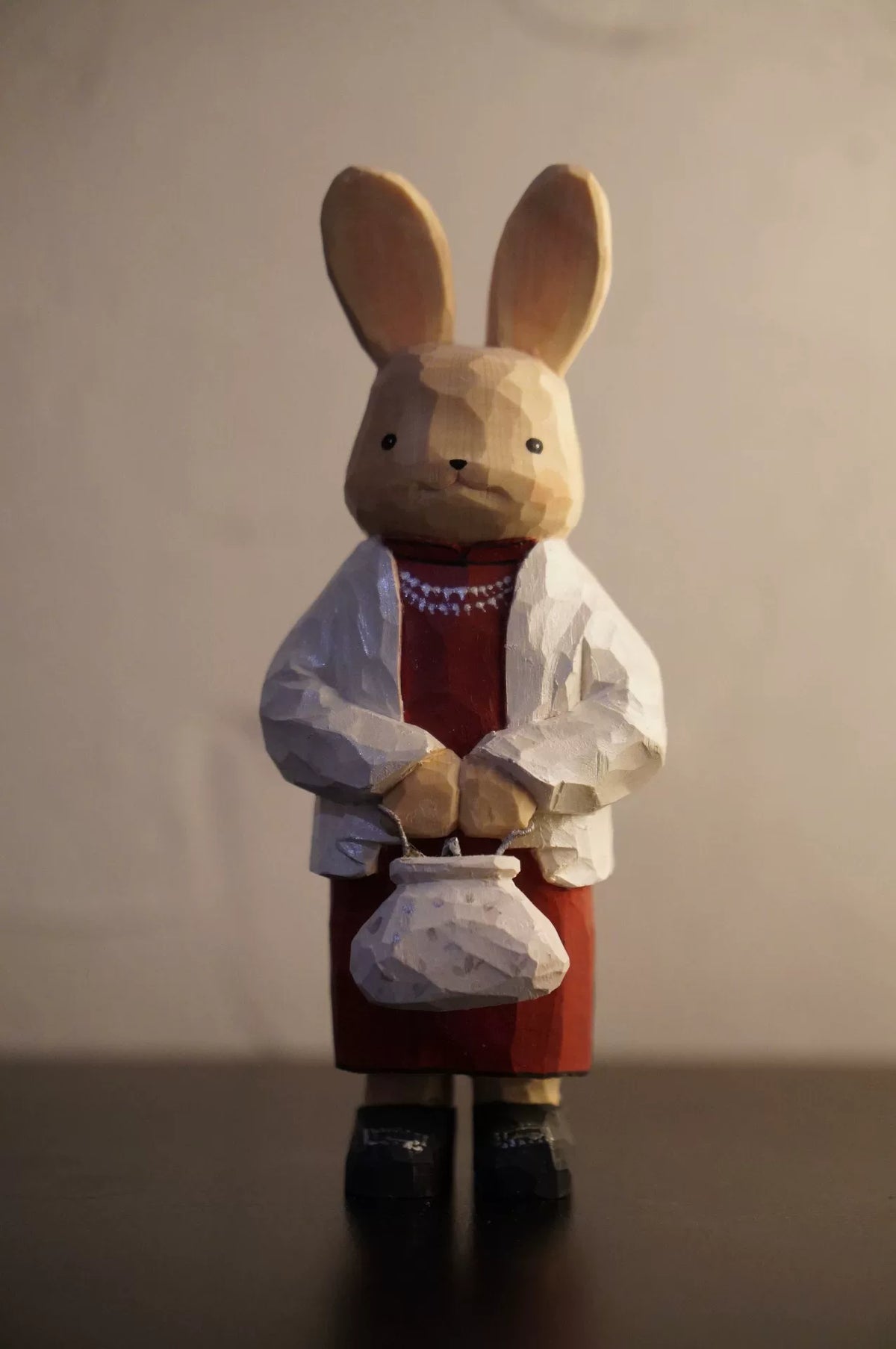 Figurine de lapin en bois de tille sculptée à la main avec sac à main