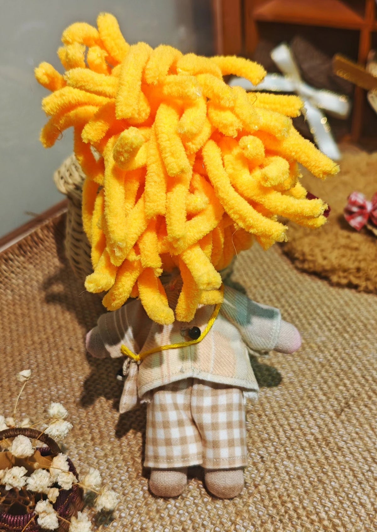Chaveiro de Boneca de Tecido Artesanal com Cabelo Dorado