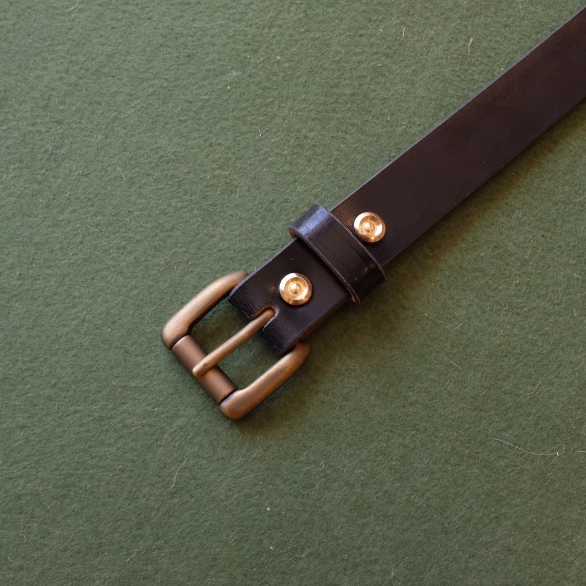 Ceinture en cuir noir artisanal avec boucle en cuivre